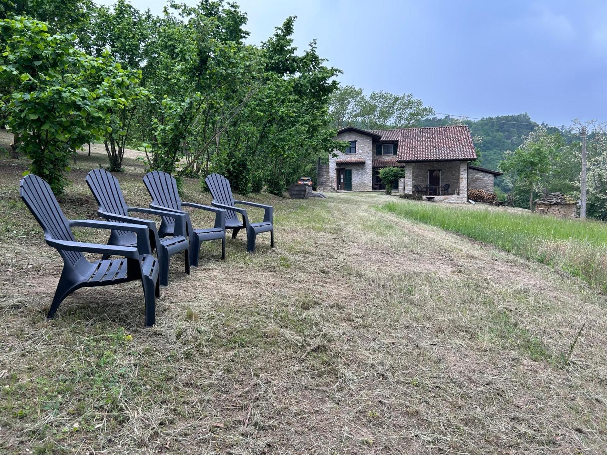 Vakantiehuis met adembenemend uitzicht Monastero Bormida Buitenkant foto